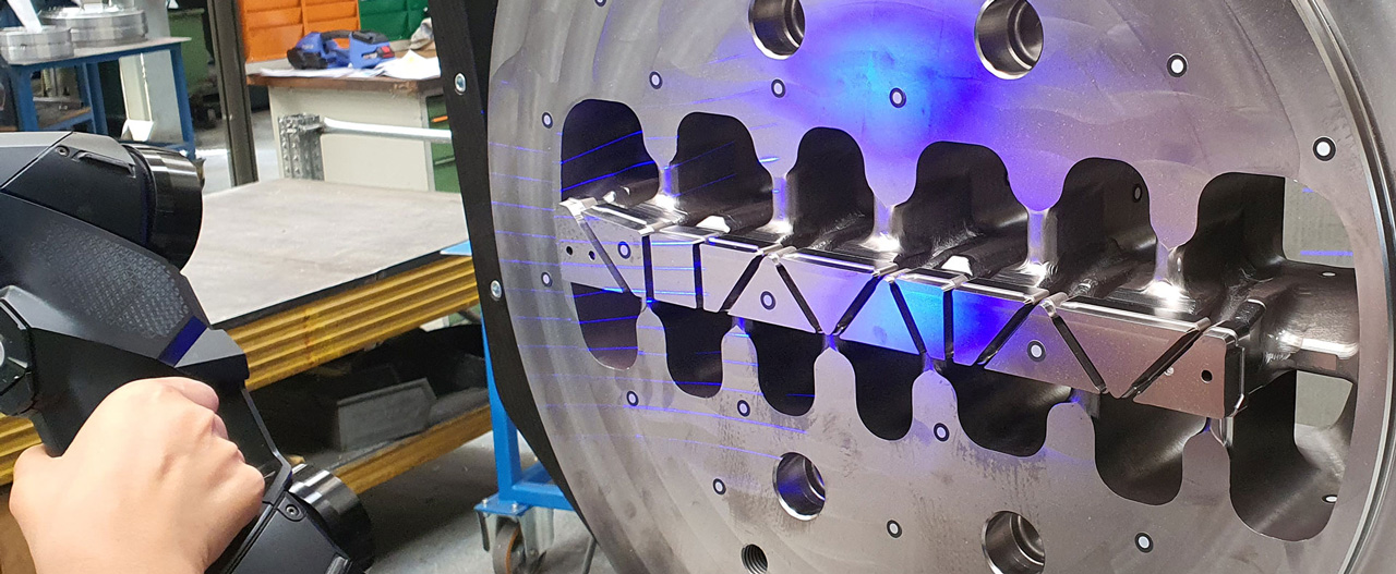 Almax Service 3D Scanning : Using state of the art milling is a guarantee that our dies are manufactured according to your requests. What’s more? With our 3D scanning department we can certify that the tool produced is true to the 3D model.
